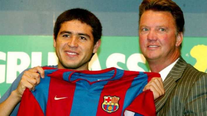 Un hincha se cruzó con Van Gaal y le reclamó por no poner a Riquelme