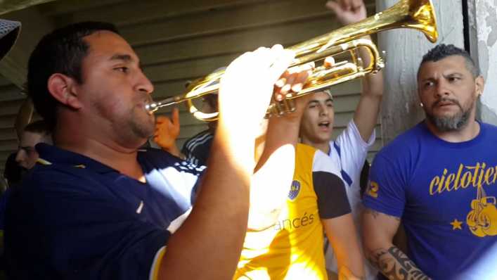 Un jugador de Boca, a pleno con la trompeta de la hinchada