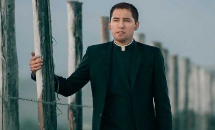 Un sacerdote muy parecido a Riquelme arrasa en Tik Tok