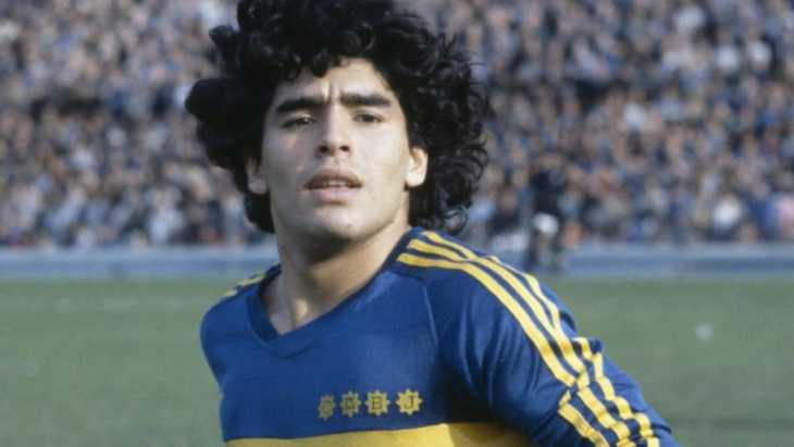 Uno con la de Boca Juniors, el otro con la de Tigre: la similar foto de Diego Maradona y Benjamín Agüero