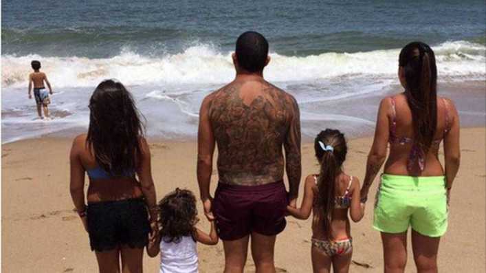 Las vacaciones de Tevez: playa, golf y shopping