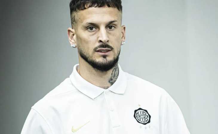 VIDEO: Darío Benedetto erró un gol increíble en Olimpia y después se fue expulsado por una durísima patada