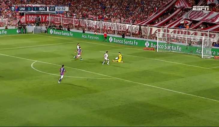 VIDEO: El insólito mano a mano que Zenón falló en el empate de Boca