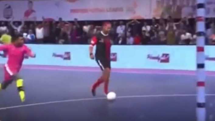 VIDEO: El lujo de Ronaldinho en futsal a lo Riquelme