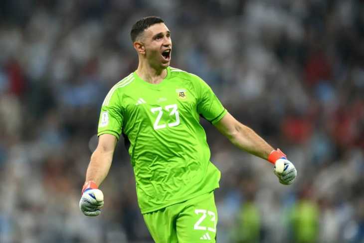 Video: el tierno gesto del Dibu Martínez con un bebé hincha de Boca recién nacido