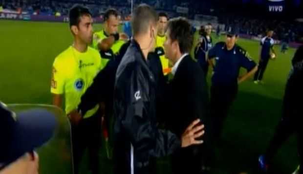 VIDEO: Guillermo Barros Schelotto explotó con el árbitro del partido