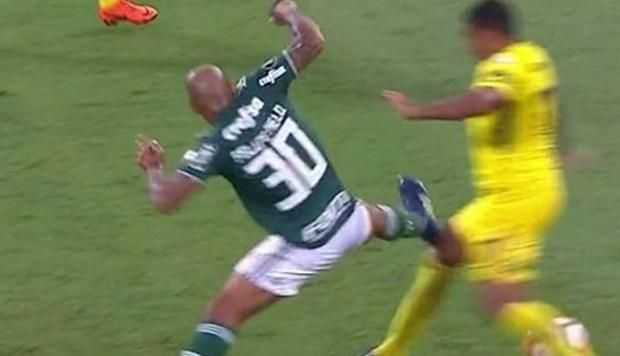 VIDEO: La criminal entrada de Felipe Melo en el Boca-Palmeiras