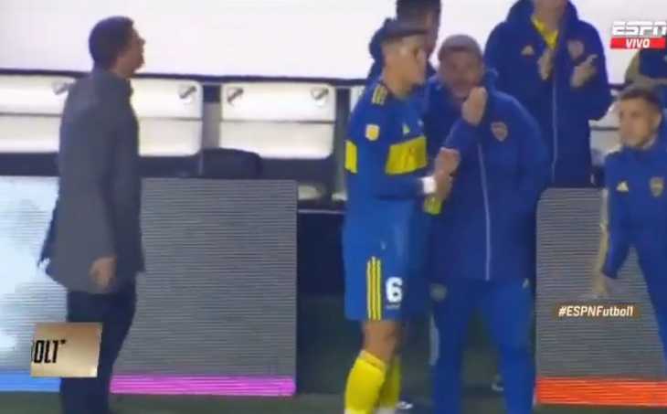 VIDEO: La reacción de Sebastián Battaglia contra un hincha que lo escupió