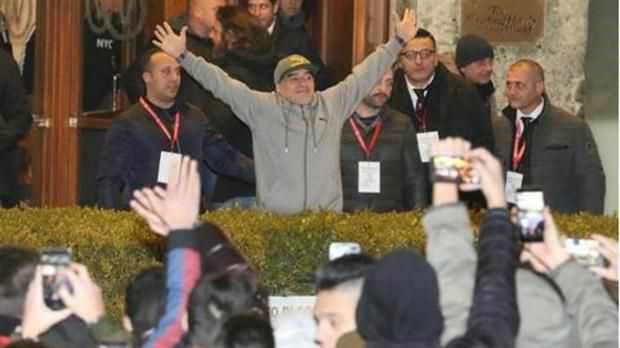 VIDEO: Maradona volvió a recibir todo el afecto en Italia