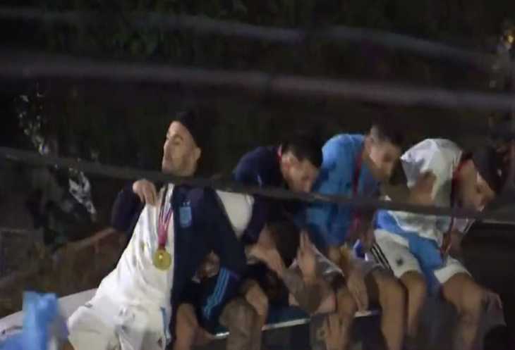 VIDEO VIRAL: El peligroso momento por el que atravesaron algunos jugadores de la selección Argentina