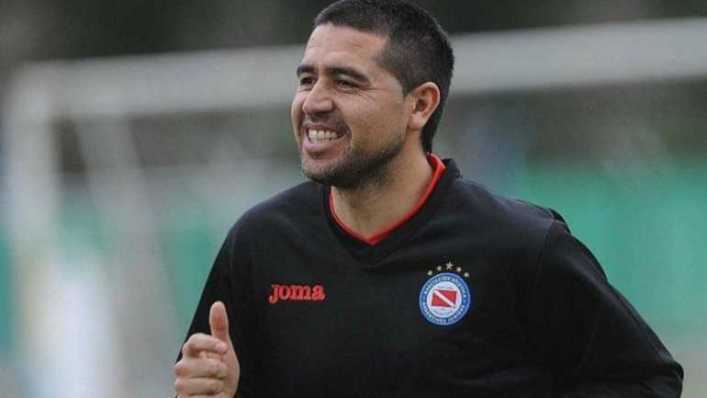 Luego de casi un año, Riquelme volverá a jugar en el Interior del país