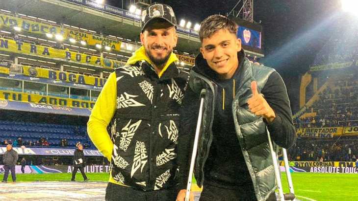 Zeballos entró en muletas a La Bombonera y fue ovacionado