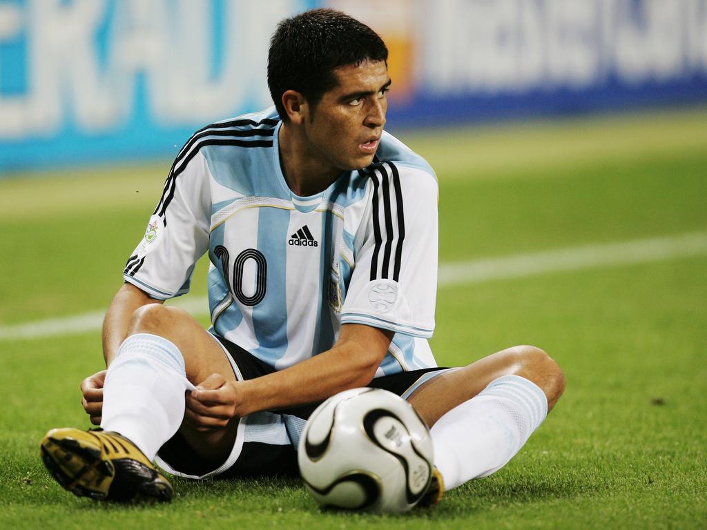 Riquelme le da el triunfo a Argentina