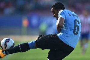 Álvaro Pereira quiere jugar en Boca
