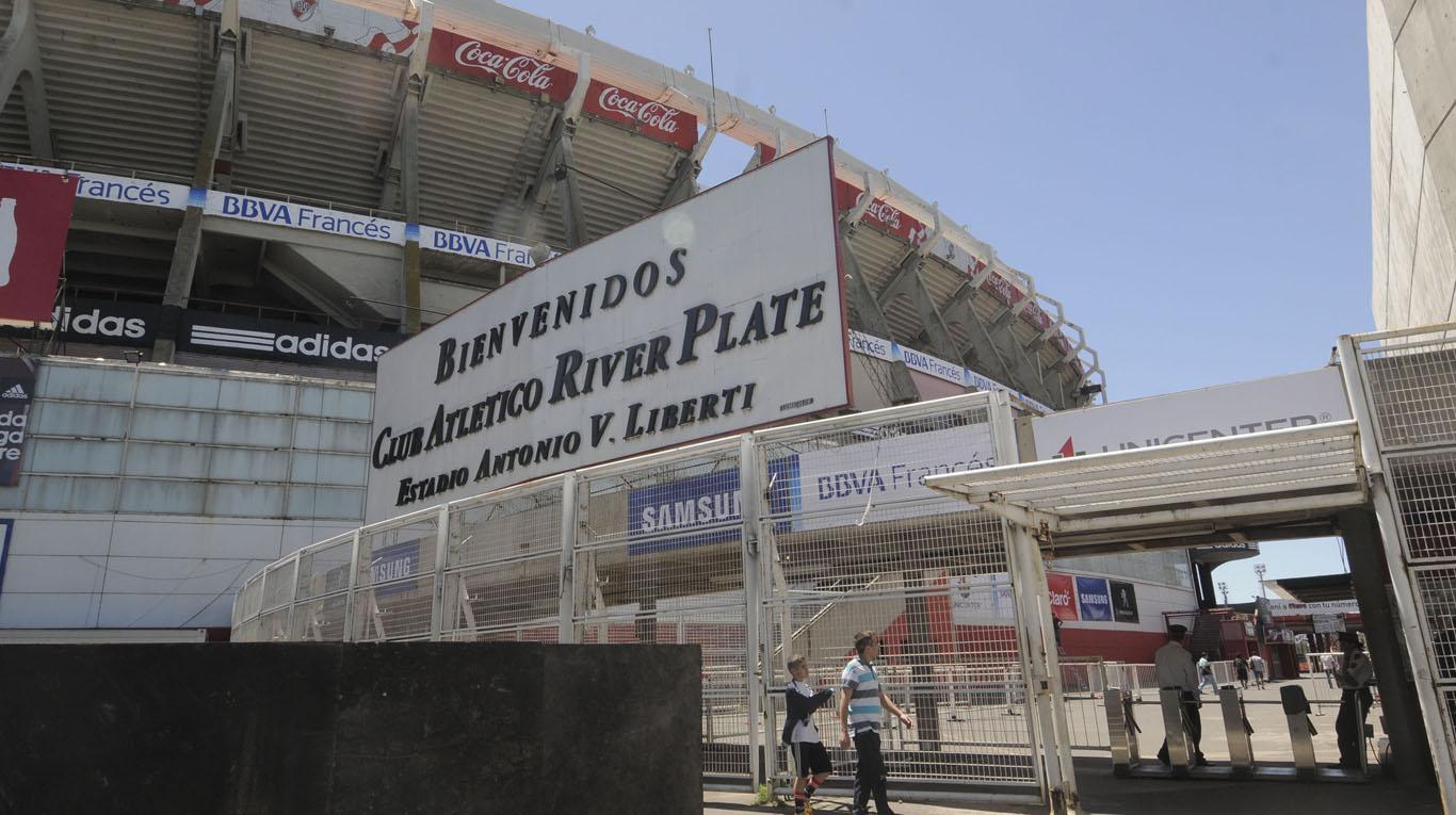 Aparecen pintas en el estadio Monumental a días de la final