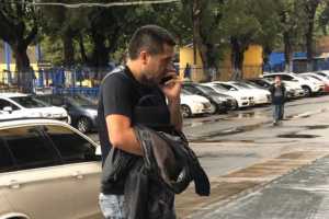 ¿Dónde se mueve y qué hace Román en el parate?