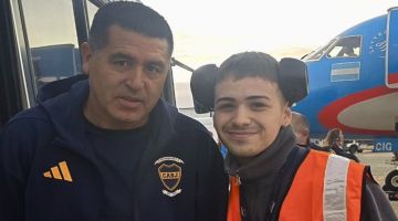 Es maletero en Ezeiza y le mostró a Riquelme algo que lo conmovió y derivó en encuentro emotivo: “Todavía no lo puedo creer”