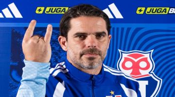 Foto viral: la insólita seña que hizo Gago en su presentación en Universidad de Chile tiene una explicación