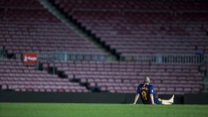 Iniesta, el último paseo por su jardín del Camp Nou