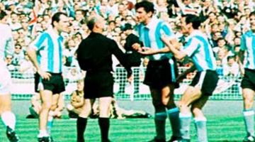 La polémica de Antonio Rattín en el Mundial 1966 que derivó en la creación de las tarjetas en el fútbol