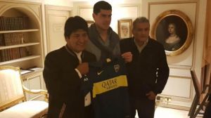 Lampe se reúne con Evo y le regala la camiseta de Boca