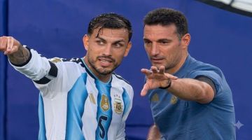 Lectura de labios: qué le dijo Paredes a Scaloni en la charla viral