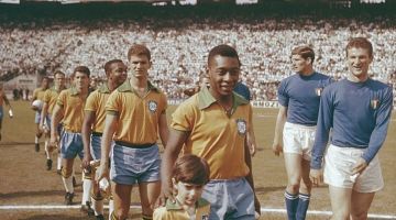 Lo hizo primero: la recopilación de jugadas de Pelé que Messi y demás futbolistas después imitaron