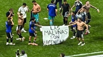 Los jugadores de Argentina mostraron la bandera de Malvinas tras ganarle a Inglaterra