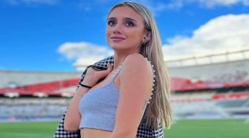 Morena Beltrán apostó por el accesorio en tendencia y un outfit monocromático del color de la temporada