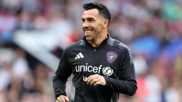 Rio Ferdinand podría acompañar a Carlos Tevez en su despedida en Boca