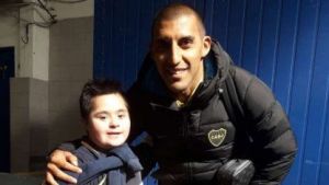 Santiago, el nene que emocionó a Tevez