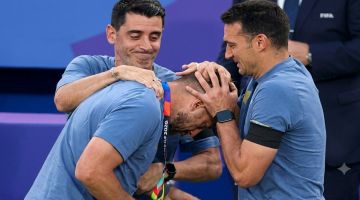 Scaloni felicitó a Walter Samuel por el gol de Mac Allister: el motivo