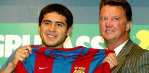 Se retira Louis Van Gaal, el DT que quería cambiar a Riquelme