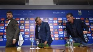 Tinelli y Tapia, en una breve despedida para Edgardo Bauza