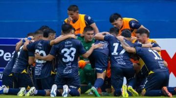 Un club del ascenso paraguayo mostró sus nuevas camisetas en homenaje a Boca