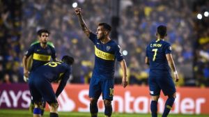 Un ex Boca visitó la concentración y le regaló una camiseta a Tevez